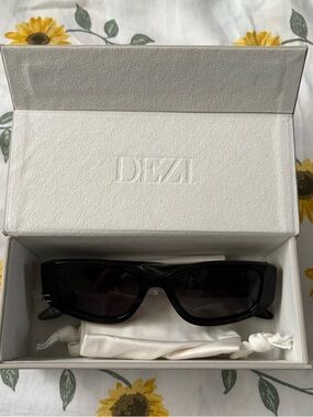 DEZI Black Sunglasses with Rectangular Frame